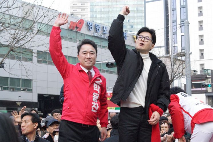 박용찬 국민의힘 영등포 을 후보(왼쪽)가 한동훈 비상대책위원장과 영등포 일대에서 유세를 벌이고 있다. (사진=박용찬 후보실 제공)