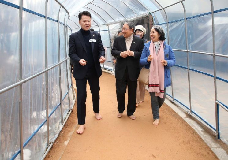 '맨발 걷기 1번지'로 거듭나나?... 도봉구, 올 상반기만 황톳길 등 3곳 조성