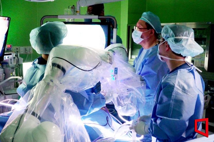 12일 대구 구병원에서 진행된 담낭 제거 수술에 두산로보틱스 협동로봇을 활용한 복강경 수술보조 솔루션이 투입돼 임무를 수행하고 있다.(제공=두산로보틱스)