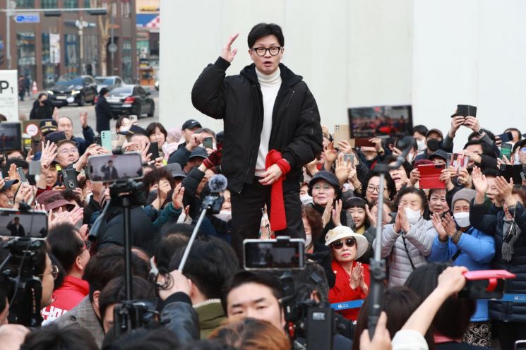 국민의힘 한동훈 비상대책위원장이 12일 오후 서울 영등포구 타임스퀘어 앞 광장에서 시민들에게 인사하고 있다. [이미지출처=연합뉴스]