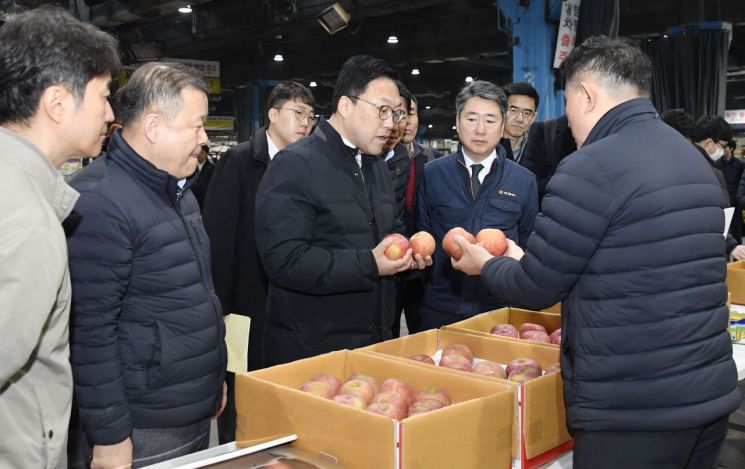 가락동시장 찾은 기재1차관 "물가안정, 정책 최우선 순위"