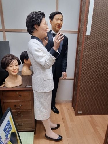 김대중노벨평화상기념관 수장고에 보관된 김대중 전 대통령 부부의 밀랍인형 [사진=독자제공]
