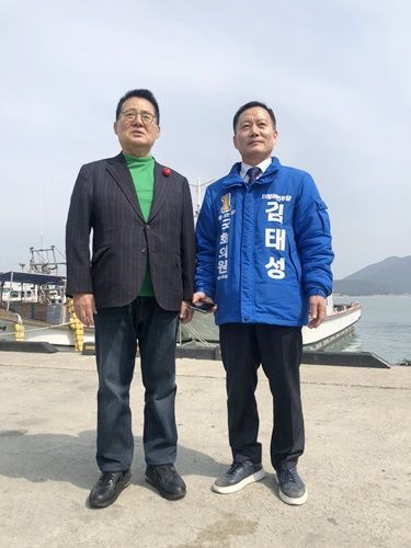 (좌측)박지원 전 국정원장이 영암무안신안 결선에 오른 김태성 예비후보를 만나 지지를 선언했다. [사진제공=김태성 후보 사무실]