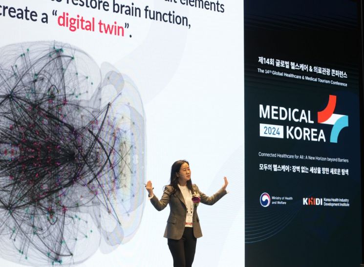 이진형 스탠퍼드대 교수가 14일 서울 강남구 코엑스에서 열린 메디컬코리아에서 기조연설을 하고 있다.[사진제공=한국보건산업진흥원]