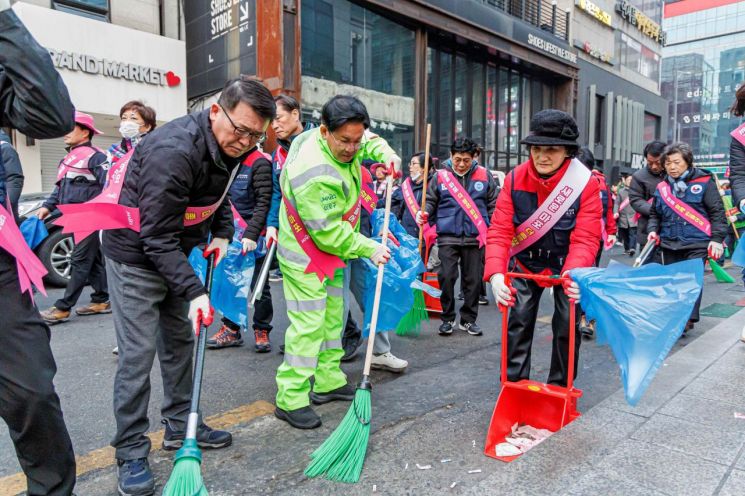 지난해 3월 홍대입구역 일대 마포구 대청소 사진