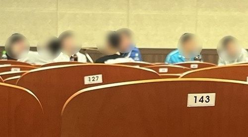 '육군훈련소 대신 전해드립니다'(육대전)에 올라온 간부 술 파티 사진. [이미지출처=페이스북 육대전]