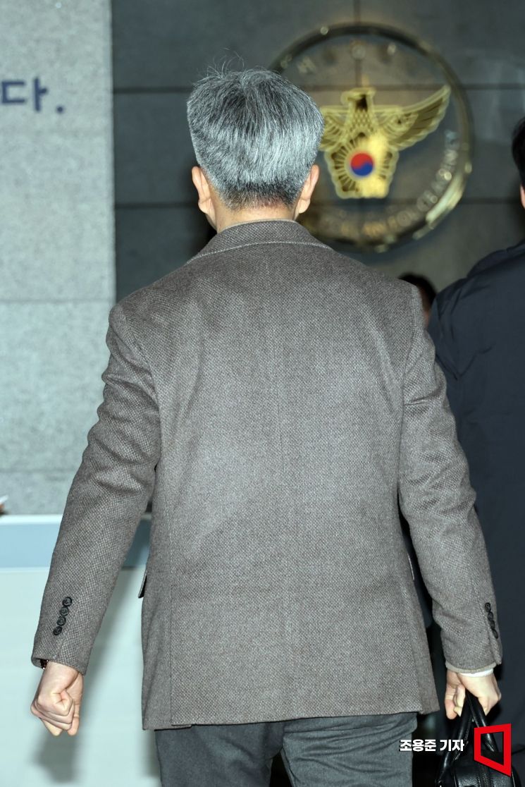 [포토] 경찰 출석하는 김택우 의협 비대위원장