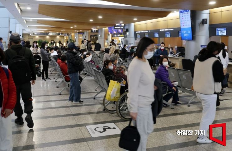 15일 서울의 한 대학병원 접수 창구에서 외래 환자와 보호자들이 순서를 기다리고 있다.  사진=허영한 기자 younghan@