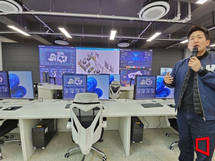 안형수 한국기술교육대 미래기술교육센터 연구원이 디지털 트윈 기반의 스마트팩토리 통합제어 시스템에 대해 설명하고 있다.