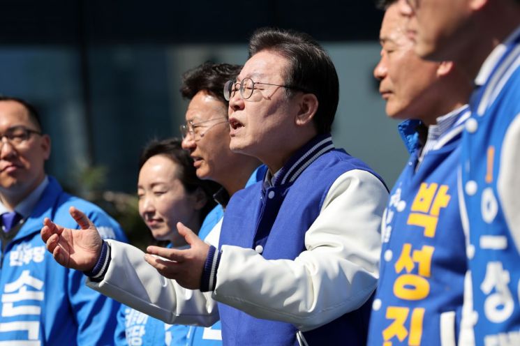 15일 울산 동구 동울산종합시장을 찾은 이재명 대표가 발언하고 있다. [사진출처=연합뉴스]