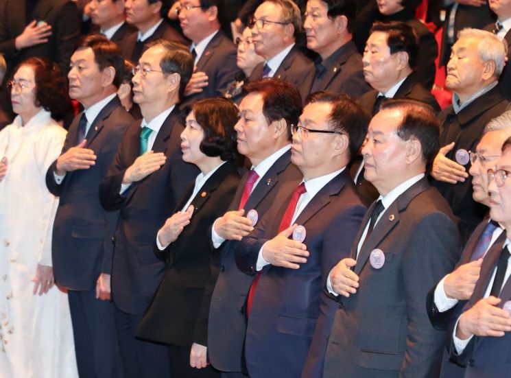 제64주년 3.15의거 기념식에서 참석자들이 태극기를 바라보보며 국기에 대한 맹세를 하고 있다. [사진제공=경남도청]