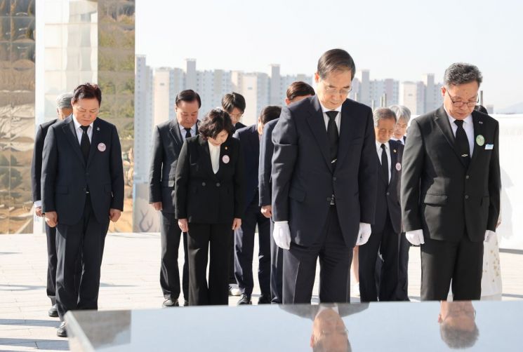 경남 창원시 3.15국립묘지에서 박완수 경남도지사(가장 왼쪽)가 3.15의거 희생자 등을 기리고 있다. [사진제공=경남도청]