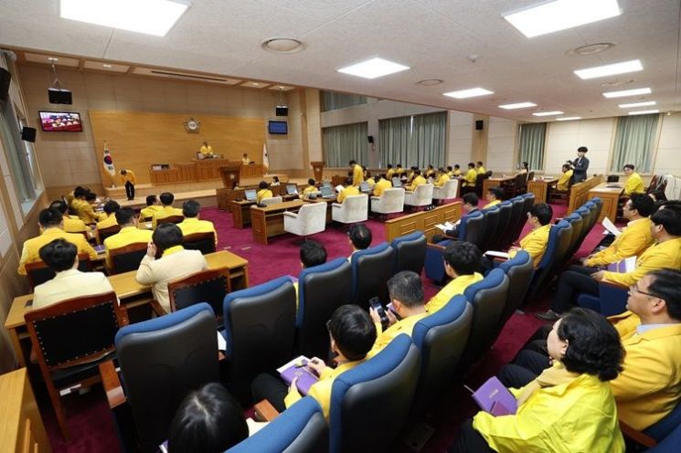 직원들이 노란색 옷을 입고 본회의장 임시회에 참석했다. [사진제공=신안군의회]