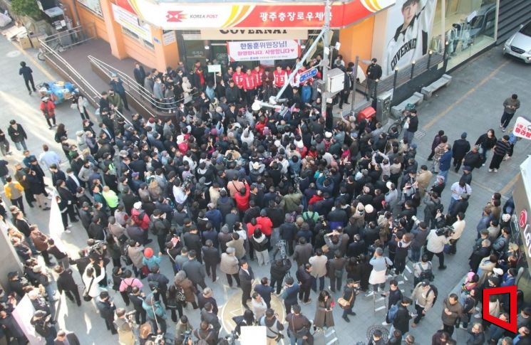 한동훈 국민의힘 비상대책위원장이 거리인사를 하고 있는 15일 광주광역시 동구 충장로우체국 앞에 시민들이 모여있다./윤자민 기자 yjm3070@