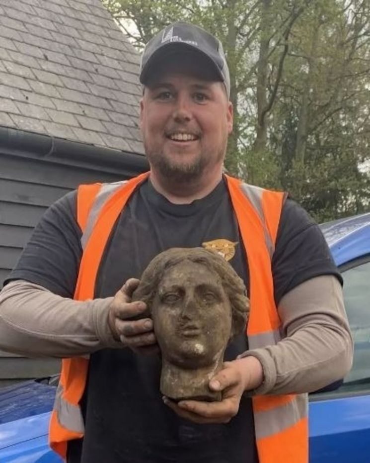 "땅속에 창백한 얼굴이"…英공사장서 로마시대 조각상 발굴