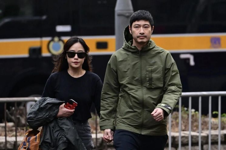 법원에 출두하는 홍콩 배우 그레고리 웡(오른쪽)[사진=홍콩 SCMP]