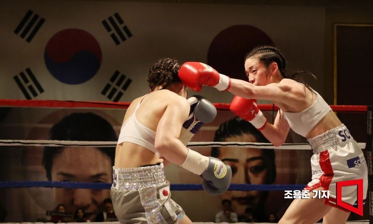 [포토] 의사복서 서려경, '태극기 앞에서'
