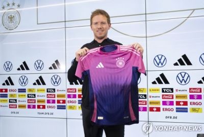 독일축구팀 분홍색 유니폼 논란…"하이힐도 팔지 그래?"