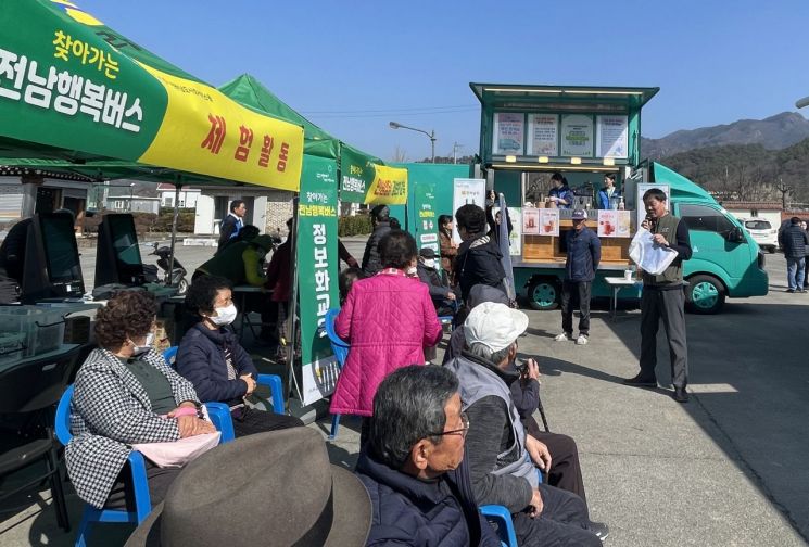 담양군 '찾아가는 전남행복버스' 주민들 큰 호응