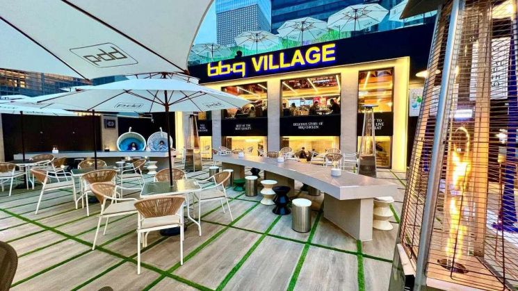 'BBQ Village' Opens by Cheonggyecheon Stream... Enjoy 70 Menu Items on the Rooftop