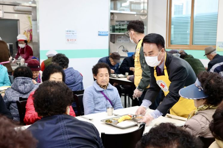 박동식 시장이 삼천포 노인복지관에서 무료급식 봉사활동을 하고 있다.