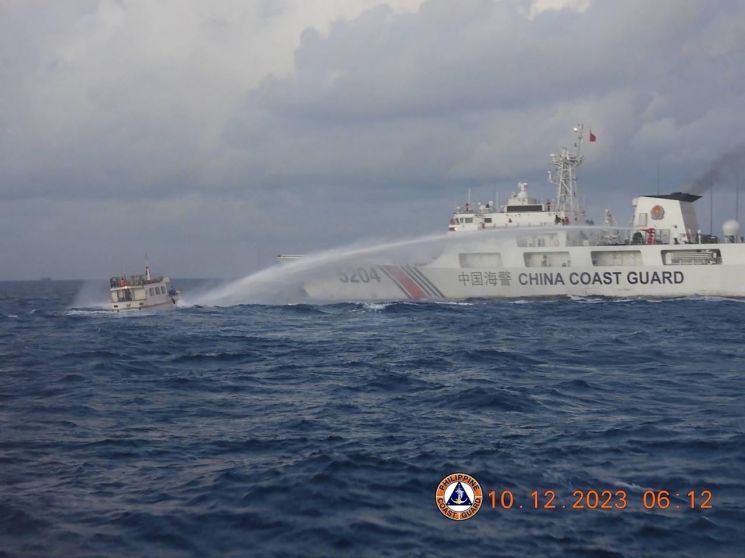 去年12月10日，中国海警船在主权争议海域南海向菲律宾海军运用的补给船喷射高压水炮。 图片由EPA 联合新闻提供