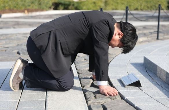 양문석 더불어민주당 경기 안산갑 후보가 노무현 전 대통령 묘역을 참배하며 사죄의 뜻을 건넸다. [사진=연합뉴스]