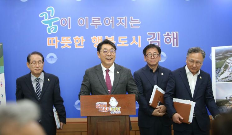 홍태용 경남 김해시장이 2024년 3대 메가이벤트 개최 준비 상황과 향후 계획에 대해 말하고 있다. [사진=이세령 기자]