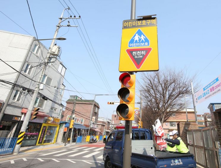 용산구, 개학기 맞이 불법광고물 일제정비 추진