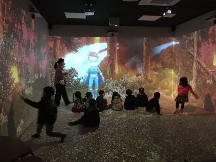 在龙仁水枝图书馆的VR·AR体验馆内，孩子们正在进行虚拟现实体验。龙仁市提供