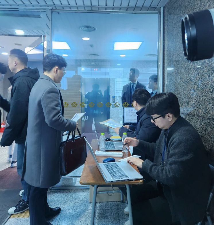 고려아연 표 대결 반반 승리…崔 배당안 통과·長 '정관변경 반대' 관철