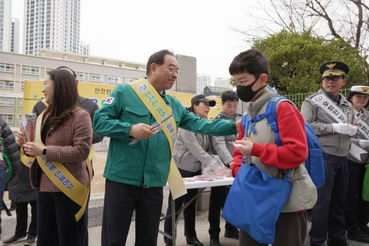 등굣길에 나선 하윤수 부산교육감, ‘통학 안전’ 캠페인 펼쳐