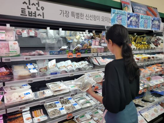 GS더프레시에서 고객이 수산물을 고르고 있다.[사진제공=GS리테일]