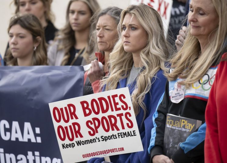 비수술 성전환 1등 휩쓸자…미국서 "여성선수 평등권 침해" 소송전