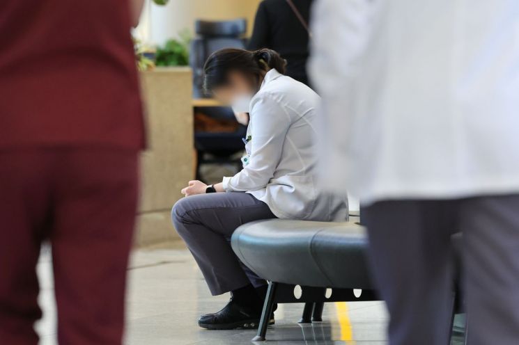 18일 서울 시내 한 대학병원에서 의료 관계자가 로비 의자에 앉아 있다. [사진=연합뉴스]