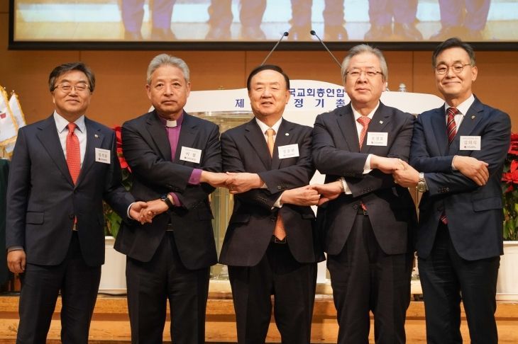 한국교회총엽합회 대표회장인 장종현(왼쪽 세 번째) 목사 등 한교총 지도부들이 19일 한 목소리로 의료진의 현장 복귀를 촉구했다. [사진출처=한국교회총연합회 제공]