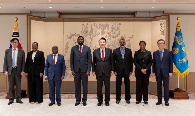 尹, 아프리카 5개국 장·차관 접견…"민주주의 발전 다방면 협력" 