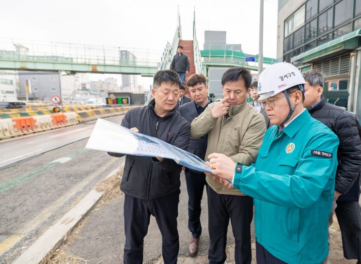 진교훈 강서구청장 국회대로 상부 공원 조성현장 점검