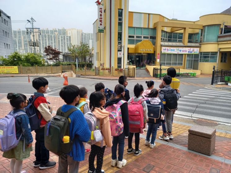 성북구 어린이 등하굣길 안심 교통안전지도사 54명 배치 완료