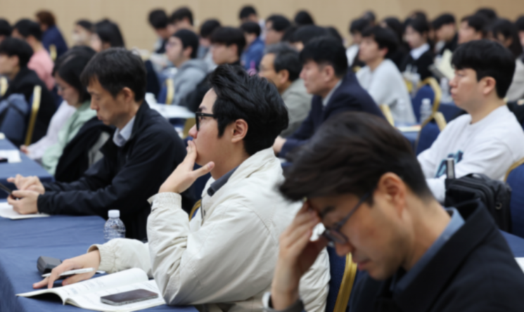 19일 오후 서울 강남구 한국과학기술회관에서 열린 우주항공청 채용설명회에서 참석자들이 노경원 과학기술정보통신부 연구개발정책실장의 인사말을 듣고 있다. [이미지출처=연합뉴스]