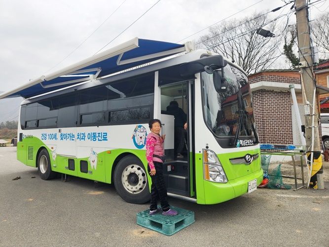 해남군 ‘100세까지 건강하게’ 행복 버스 [사진제공=해남군]