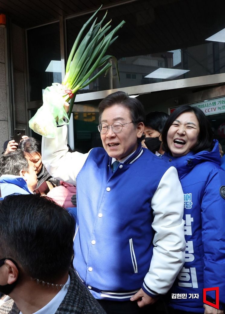 이재명 더불어민주당 대표가 20일 인천 미추홀구 토지금고시장을 찾아 파를 들고 발언하고 있다. 사진=김현민 기자 kimhyun81@