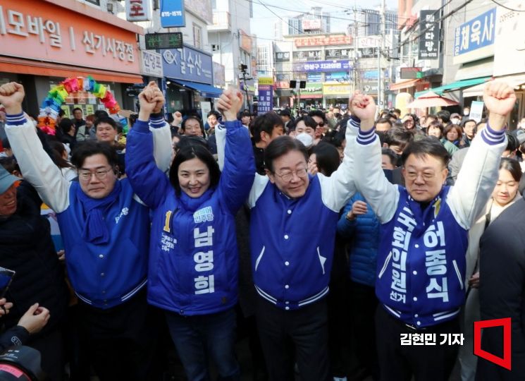 이재명 더불어민주당 대표가 20일 제22대 총선 인천 연수갑 박찬대, 동구미추홀을 남영희, 동구미추홀갑 허종식 후보와 함께 인천 신기시장을 찾아 시민들에게 인사하고 있다. 사진=김현민 기자 kimhyun81@