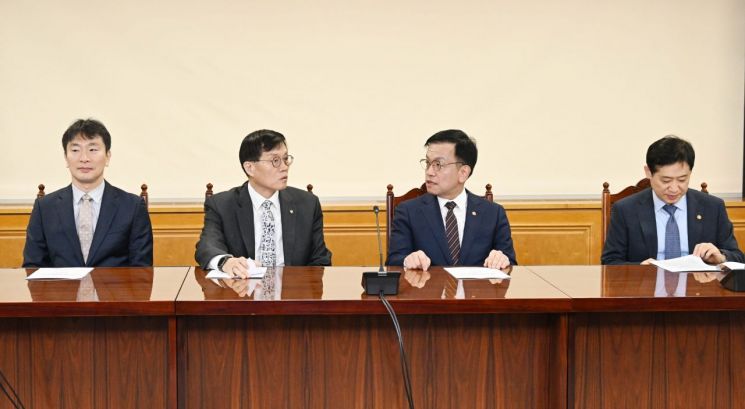 최상목 경제부총리 겸 기획재정부 장관(오른쪽 두번째)이 21일 서울 은행연합회관에서 열린 관계기관 합동 '비상거시경제금융회의'에서 참석자들과 대화하고 있다.