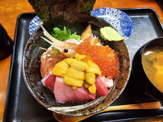 우정힐스CC에선 일본식 해산물 덮밥인 카이센동이 인기다.