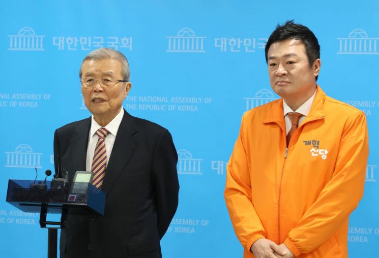 취재진 질문에 답하는 김종인 공관위원장
    (서울=연합뉴스) 이정훈 기자 = 개혁신당 김종인 공천관리위원장이 11일 국회 소통관에서 제2차 개혁신당 공천관리위원회 브리핑을 한 후 취재진의 질문에 답하고 있다. 2024.3.11
    uwg806@yna.co.kr
(끝)


＜저작권자(c) 연합뉴스, 무단 전재-재배포, AI 학습 및 활용 금지＞