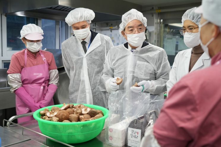 하윤수 교육감이 신학기를 맞아 학교에서 급식점검을 하고 있다.