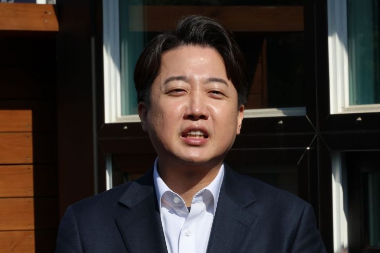 改革新党代表 Lee Junseok 21日上午在首尔龙山区中央地区军事法院出席前海军陆战队调查团长 Park Junghun 第三次公判前与其会面后，回答现场记者提问。 韩联社提供