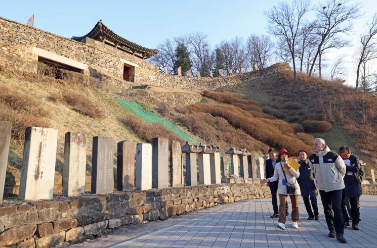 유인촌 문화체육관광부 장관이 20일 충남 공주시를 방문해 공산성을 둘러보고 있다. [사진제공 = 문화체육관광부]