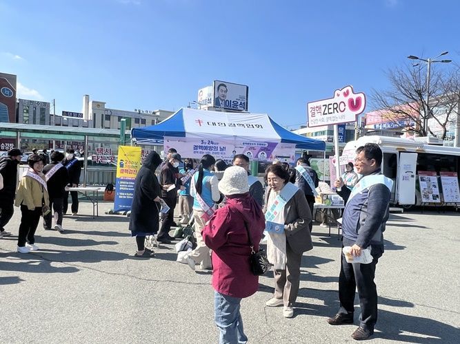 대한결핵협회 광주·전남지부가 목포역에서 결핵예방의 중요성을 알리는 캠페인을 펼치고 있다. [사진제공=대한결핵협회 광주·전남지부]